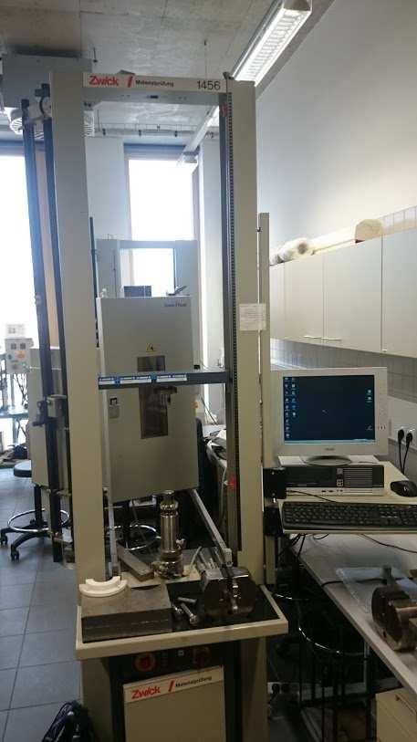 UTB ve Zlíně, Fakulta technologická 45 5 UNIVERZÁLNÍ STROJ Navrhovaný přípravek je i svým uchycením přizpůsoben k montáži na stroj Zwick 1456, který je k dispozici v laboratořích Fakulty
