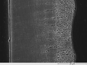 hrany. Obr. 4: Slitina AlMn5, kolmý řez, SEM Fig. 4: AlMn5 alloy, cross section, SEM Obr.