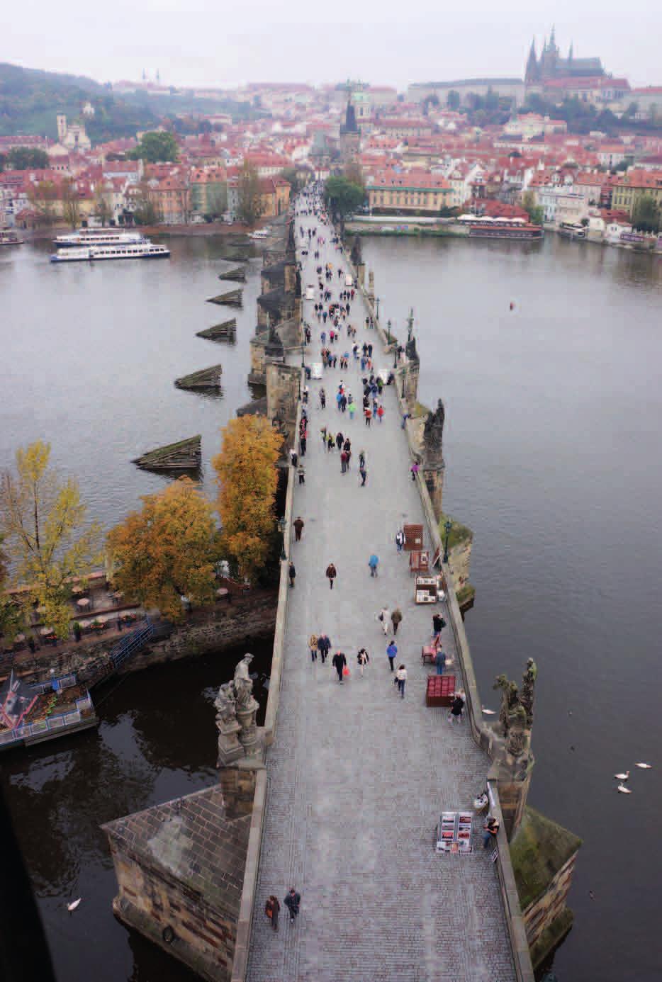 Kamenný (Karlův) most Nejstarší pražský kamenný most přes Vltavu byl Juditin, který byl postaven za vlády Vladislava II. z rodu Přemyslovců.