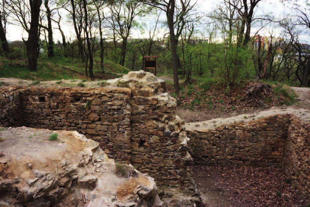 Stavební práce prováděla stavební huť pod vedením mistra Kříže, který se mimo jiné podílel i na stavbě Novoměstské radnice. Písemně máme doloženy i jednotlivé řemeslníky a dodavatele stavby.