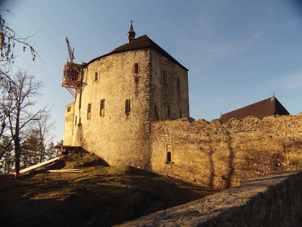 Růžičky byla nutnost dopravy materiálu pro opravu krovu Královského paláce hradu Točník. Moderní jeřáb se nejen kvůli terénu, ale i stísněnosti hradních nádvoří do hradu nedostane.