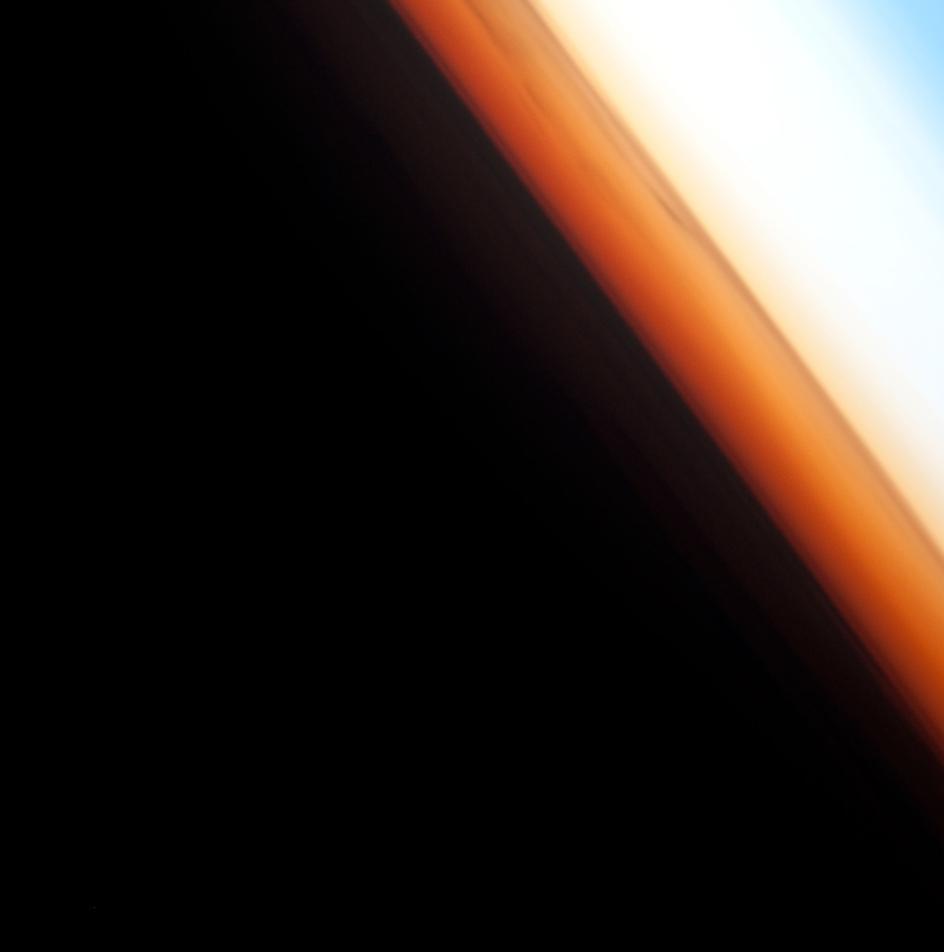 Kosmická loď Endeavour v blízkosti Země.
