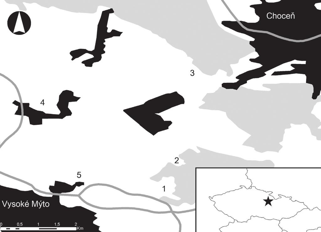 Obr. 1. Umístění lokalit v studovaném území (čísla viz popis lokalit), černě je urbanizované území, světle šedě jsou lesy, tmavě šedé linie jsou řeky, hvězdička označuje přibližnou polohu v ČR. Fig.