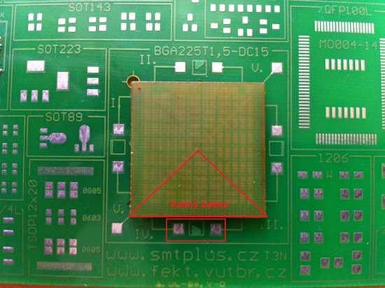 40: Vadný sektor zjištěný metodou spojování sériových vývodů Chyba této části vznikla špatným spojením BGA pouzdra s testovací deskou.