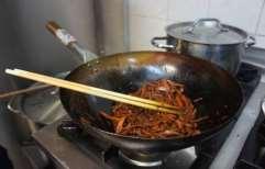 dáme rozohriateho woku, pridáme na rezance pokrájanú mrkvu, posolíme - restujeme do mäkka za občasného