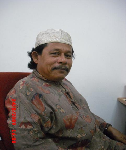 5.0 BIODATA TOKOH Nama Sebenar : Che Mohd Nasir Bin Yusoff Nama Gelaran : Pak Nasir Umur : 54 tahun Tarikh Lahir : 15 April 1955 Tempat Lahir : Kampung Cabang Empat Tumpat, Kelantan.