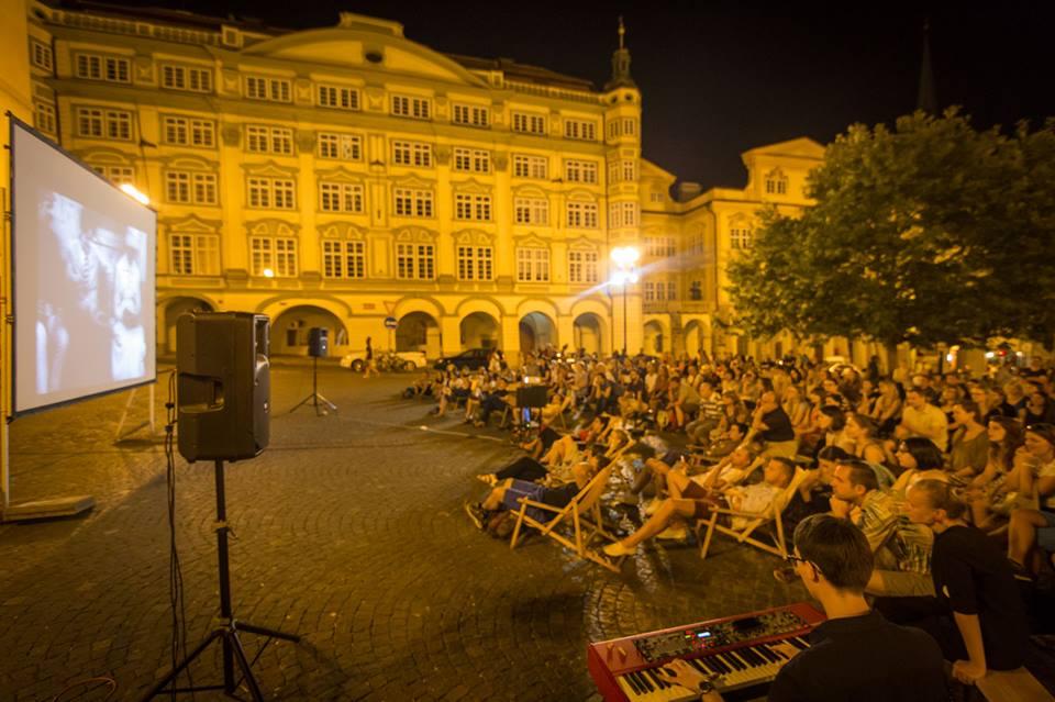 PROMÍTÁNÍ NA MALOSTRANSKÉM NÁMĚSTÍ Díky podnětu MHMP došlo ke zrušení parkoviště na Malostranském náměstí, čímž se Praha opět o něco více přiblížila západním městům, kde středy měst slouží převážně