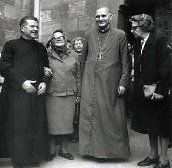 Josip Salač sa sestrama Milkom i Rozom i daruvarskim župnikom Dragutinom Kleflinom na dan biskupskog posvećenja 1970. Prigodom žetvenih svečanosti u Hercegovcu 25. kolovoza 1940.