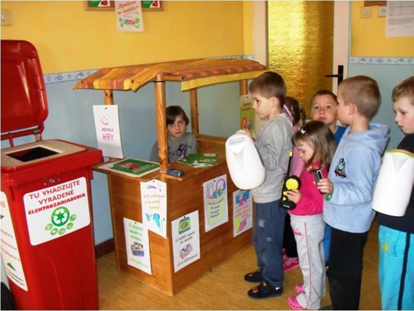Deň Zeme s Recyklohrami 2 Naša škôlka recykluje, tak životné prostredie ochraňuje toto bolo ústredné heslo akcie detí materskej školy