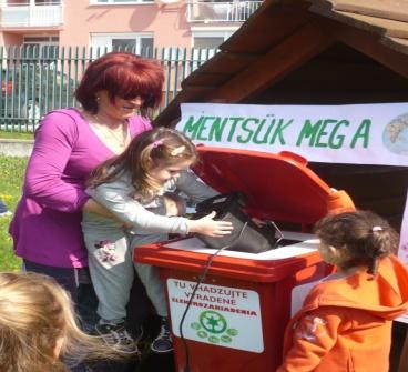 Deti s veľkým nadšením čakali občanov, rodičov, starých rodičov, ktorí na výzvu detí sa zapojili do súťažnej hry RECYKLOHRY.