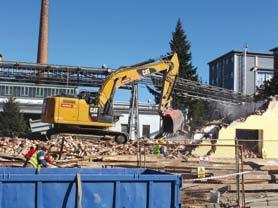 První etapou byla samotná demolice staré účtárny a prosklené budky, kterou dříve využívala strážní služba.