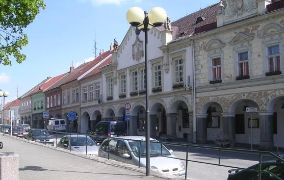 Skupna instalirana električna moč 3,5 kw 1,2 kw Skupno število sijalk 50 23 Število svetlobnih mest (svetilk) 23 23 Prevladujoč tip svetilke HPS LED Letni stroški električne energije 14.700 kwh 4.