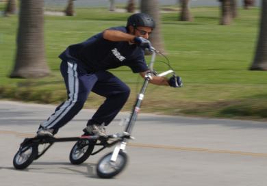 /2 instruktoři (3 páry bot) 13 100,- Kč TRIKKE Instruktor navíc 600,- Kč TRIKKE je novodobá tříkolka, která slučuje to nejlepší z populárních vozítek v jeden skvělý