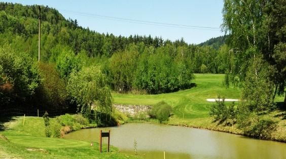 SPORTY 18-TI JAMKOVÉ GOLFOVÉ HŘIŠTĚ Malevil je obklopen malebným golfovým hřištěm, jehož výhledy jen tak