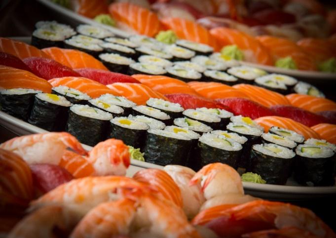 KURZ PŘÍPRAVY SUSHI Připravíme Vám speciální kulinářský koutek, kde si za asistence zkušeného kuchaře naučíte připravit SUSHI.