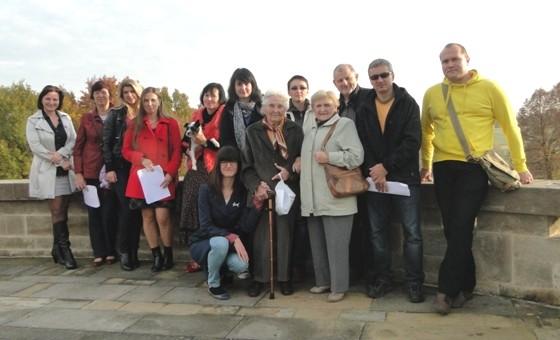 1. Ročník Číslo 10 SETKÁVÁNÍ TŘETÍ GENERACE LIDICKÝCH Dne 20. října 2013 proběhlo již čtvrté setkání tzv. třetí generace Lidických.