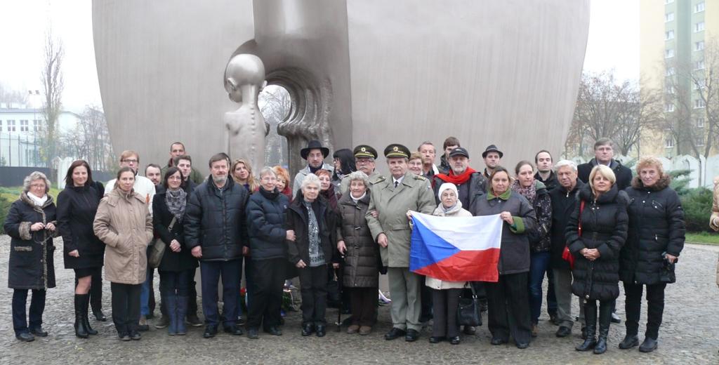 Doležalová, starostka obce Lidice paní Veronika Kellerová, členové Českého svazu bojovníků za svobodu v čele s 1. místopředsedou ČSBS Ing.