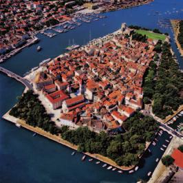 34 1. Trogir 1 románské historické jádro města Turistické sdružení města Trogir Trg Pape Ivana Pavla II. br. 1, 21220 Trogir Tel.: +385 (0)21 885 628 E-mail: tzg-trogira@st.htnet.hr Web: www.tztrogir.