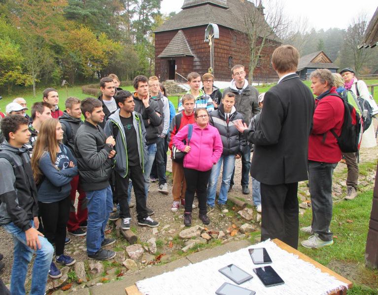 Ako pedagogický dozor bola poverená zástupkyňa školy Patrícia Maňáková Gálóczyová (v červenej bunde), ktorá stála aj na počiatku spolupráce Spojenej školy Pavla