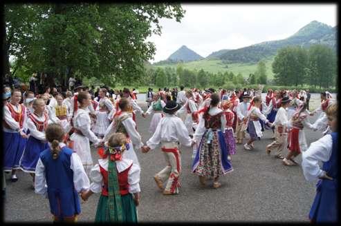 gurských súborov Maguranka zo Spišskej Starej Vsi, Frankovčan z Malej Frankovej a Osturňanky z Osturne predstavila aj folklórna skupina Javorina z Kolačkova a už spomínaný poľský súbor.