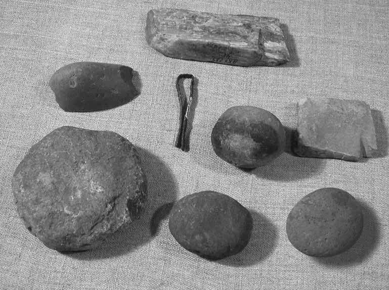 Bilyar excavation LXI. AKУ85/ 8, 3787, 5, 066, 803, 69. Photo by T. Valiulin. Obr. 3. Fragmenty šamotu a strusky z alchymistické dílny. Bilär: výzkum LXI. Foto T. Valiulin. 3 5 6 analysis.