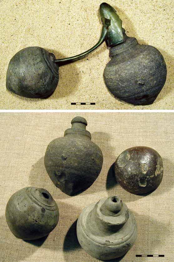 Fig. 6. Sphero-conical vessels and alembic from the alchemy workshop. Obr. 6. Nádoby srdči tého tvaru a alembik z alchymistické dílny.