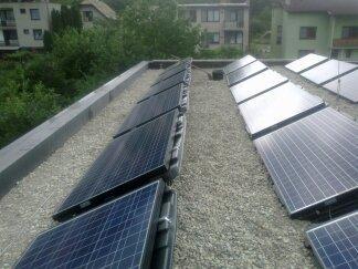 Keď investor prišiel s myšlienkou pokryť spotrebu primárnej energie domu vlastnou fotovoltaickou elektrárňou umiestnenou na streche pasívneho domu Ecocube Max, povedali sme áno. Dáva to zmysel. Obr.
