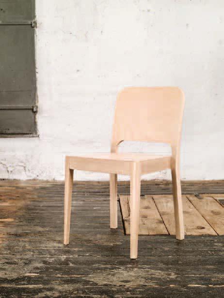 Židle 911 je inspirována tradičním ohýbaným modelem 811. Její tvary jsou však o něco více geometrické.