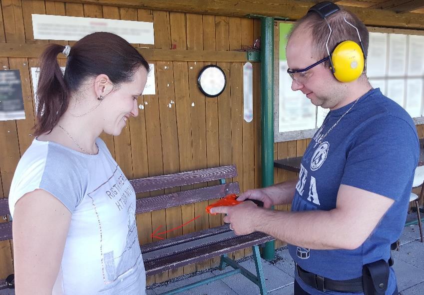 UTB ve Zlíně, Fakulta aplikované informatiky 40 Úmyslné míření na jiné osoby Může se jednat o zábavu, srandičky mezi přáteli (i během výcviku) typu vzdej se, chytej