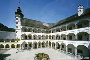 00-16.00 květen září: 8.00-16.00 říjen: 9.00-16.00 pondělí zavřeno poslední prohlídka zámku je vždy hodinu před koncem provozního času Vstupné: plné 90 CZK, snížené 60 CZK Rodinné vstupné (2 dospělí max.