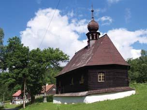 Dřevěný roubený podélný kostel s polygonálním závěrem, vestavěnou kvadratickou věží, předsíní a obdélnou sakristií na evangelijní straně.