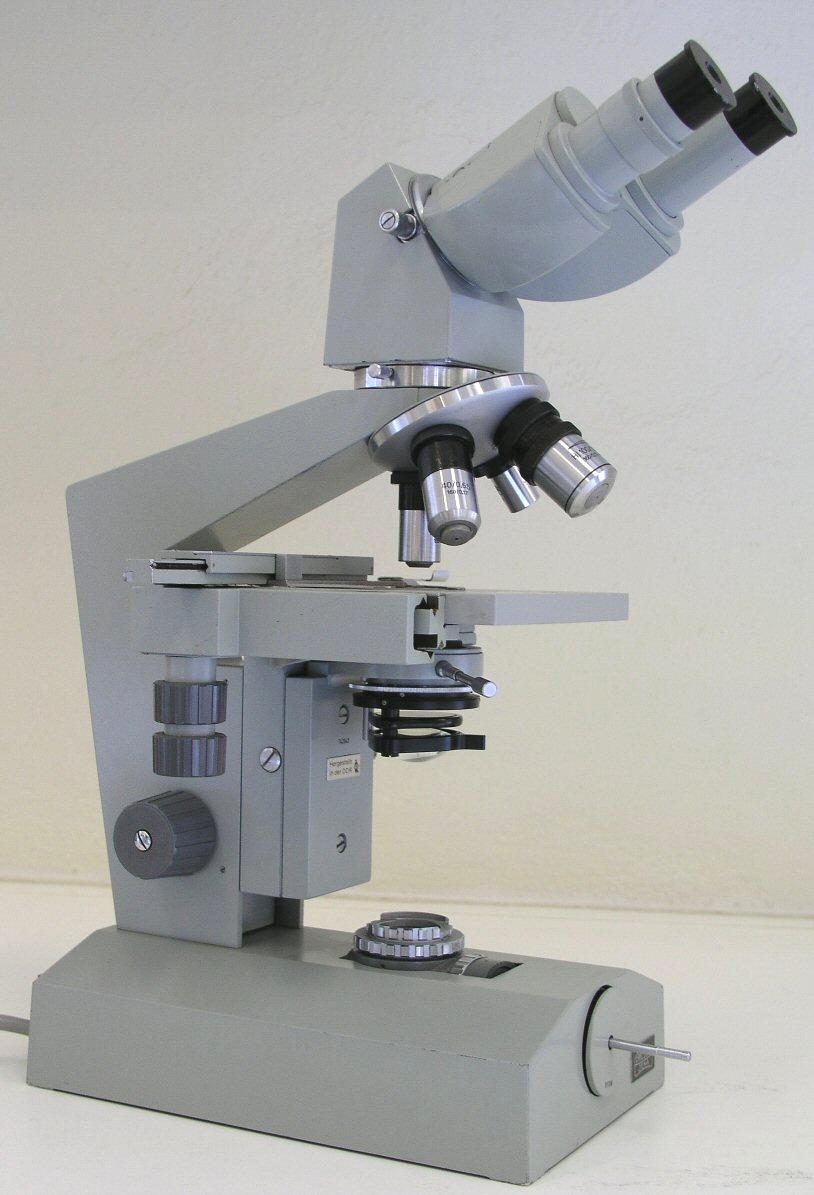 Laboval 3 Zeiss Jena Studentský mikroskop s vestavěným halogenovým osvětlením, transformátorem a potenciometrem pod kondenzorem vysunovatelná spojná čočka (šikmé osvětlení) a nosič filtru (ochrana