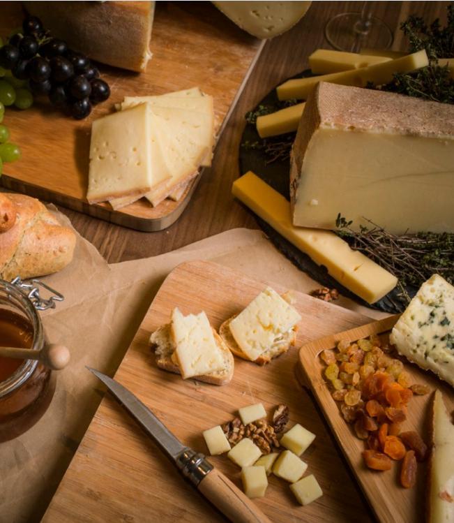 Restaurace Gurmánská kuchyně se snacky a tématickými restauracemi La Vanoise (Hlavní restaurace) Situována v prvním podlaží hotelového resortu, nabízí tato restaurace překrásný výhled na okolní