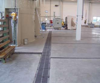 Pre umiestnenie vo výrobnej hale boli vyvinuté žľaby kombinujúce vedenie servisných potrubí k strojom so spoľahlivým odvodnením.