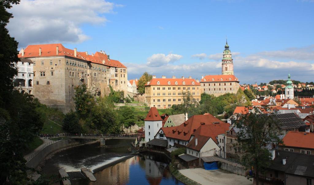 11. VŠEOBECNÉ INFORMACE 11.1 HOSTITELSKÉ MĚSTO 11.1.1 ČESKÝ KRUMLOV je okresním městem v Jihočeském kraji, leží 175 km jižně od hlavního města Prahy a 25 km od krajského města České Budějovice.