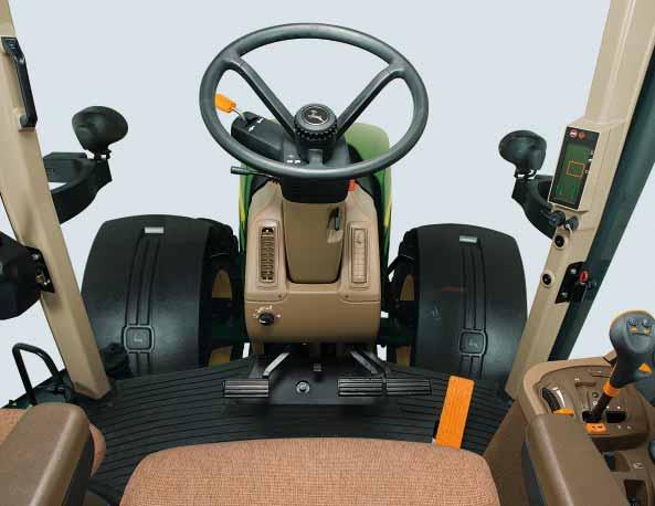 Kabina a komfort obsluhy Díky sedadlu traktoru řady 7030 zažijete bezkonkurenční komfort. Kabina CommandView je prostorná a vzdušná.