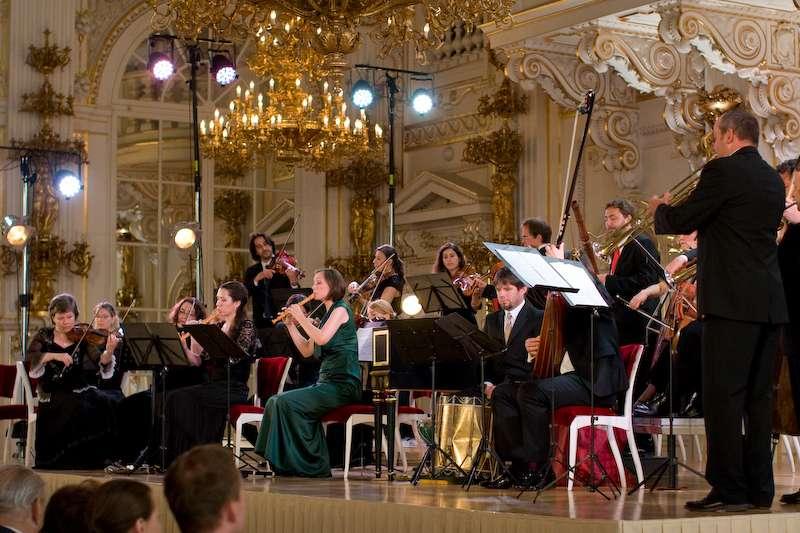 Nadšení diváků vyvolávaly především rytmické taneční a pochodové části skladeb.