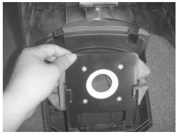 Odprite prednji pokrov (slika 1). 2. Odstranite držalo filtra vrečke za prah (slika 2). 3. Vstavite novo vrečko za prah.