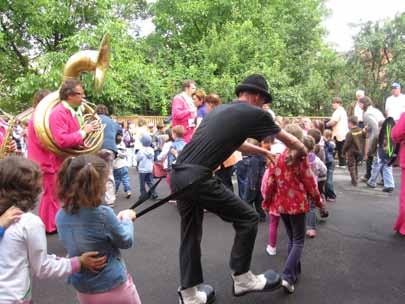 - vizite şi activităţi culturale la instituţii sociale din municipiul Satu Mare; - demonstraţii de scrimă; - concert de muzică klezmer la Sinagoga din municipiu; - seară de poezie română şi olandeză;