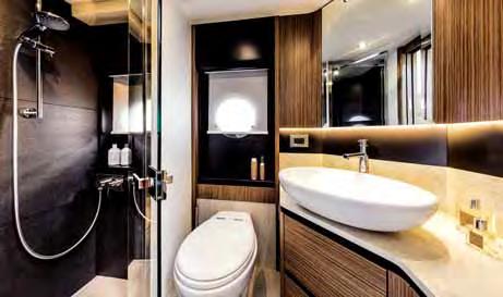 inzerce Sprchový kout je oddělený skleněnými dveřmi, velké umyvadlo je designově shodné s toaletou a celá koupelna majitele je vyvedena ve velmi příjemných barvách.