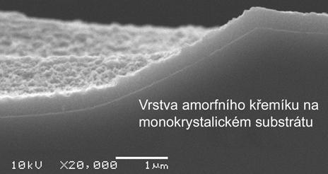 Obrázek 5.8: SEM snímek kolmého lomu amorfní vrstvy po selektivním leptání.