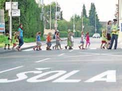 ZANIMIVOSTI I 11 Naj bo pot v šolo varna Prvi dnevi v novem šolskem letu so tako za šolarje kot druge udeležence v prometu še kako pomembni, saj se morajo šolarji navaditi na nove poti, vozniki pa,