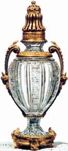 Je vyroben z lisovaného skla. 1927-1939 D Boule Baccarat ze sklárny Cristallerie of Baccarat. Bezbarvý broušený křišťál.