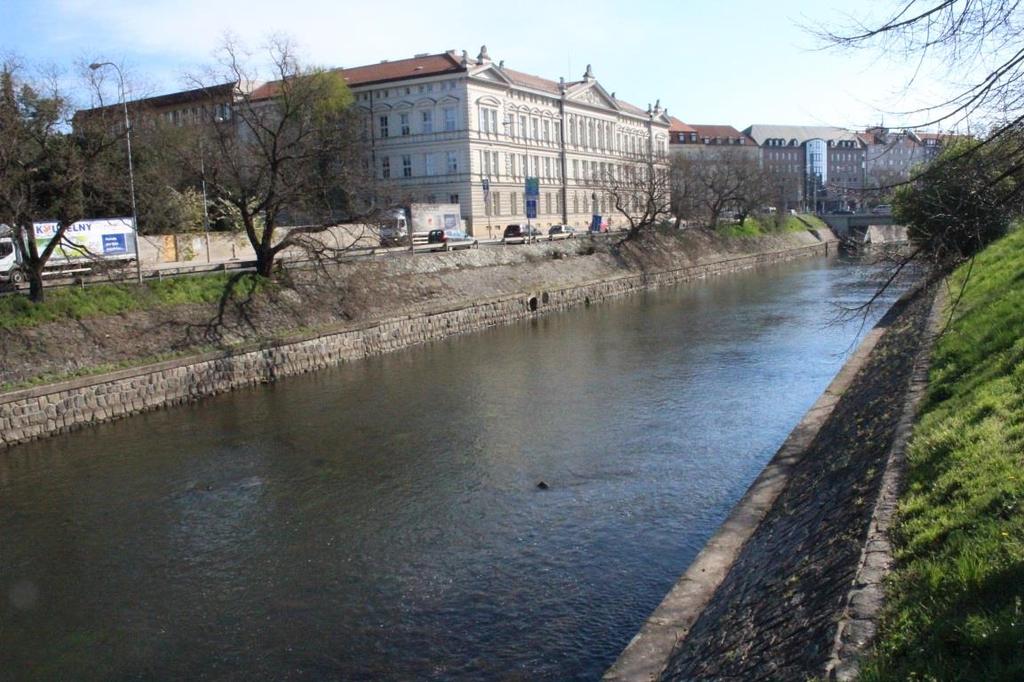 Obr. 11 Obezděné koryto Svratky u Kamenného mostu (vpravo vzadu). Jedná se o první regulovaný úsek řeky (foto autorka, 2016).