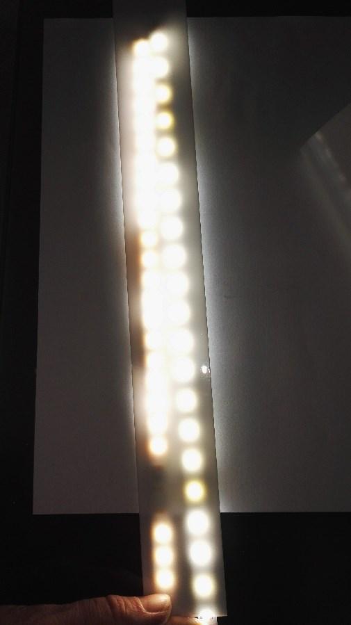 UTB ve Zlíně, Fakulta multimediálních komunikací 57 9.3 Test rozptylu světla u LED pásků S panem Medřickým proběhl i testování světelných zdrojů pro použití ve ventilátoru.
