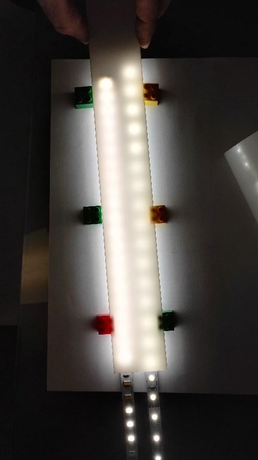 U samotného testu, když se položil proužek na světelný zdroj, tak vyzařující bodové světlo z každého čipu se reflektovalo na difuzní plochu.