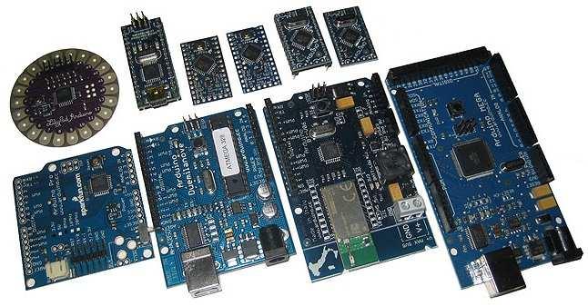 Obr. 9 Platforma Arduino s rozšiřujícími kartami [25]. Výhody Arduina leží primárně v rychlosti vývoje, univerzálnosti a ceně.