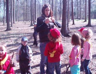 Die Pfarrerin kam und erzählte den Kindern die Geschichte von Johannes dem Täufer. Der Rasen war nun neu eingesät und mit den Kindern befestigten wir Schilder, um den Garten nun ein wenig zu schonen.