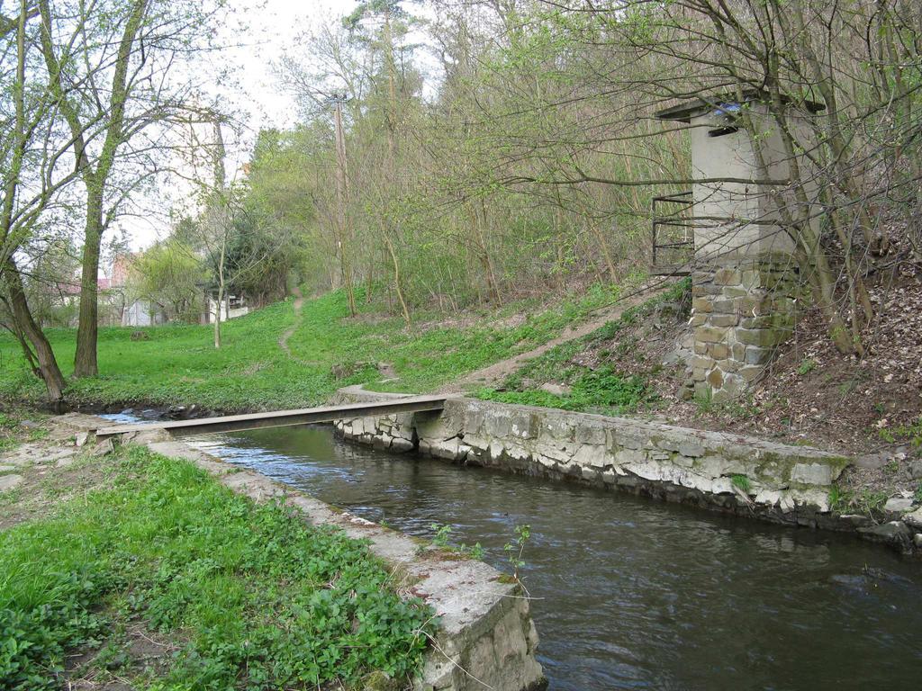 Obr.6 Lávka u limnigrafické stanice 2.7.3 Vodní nádrž Plumlov Vodní dílo Plumlov na řece Hloučela bylo do trvalého provozu uvedeno v roce 1936 a patří tak k nejstarším v celém povodí řeky Moravy.