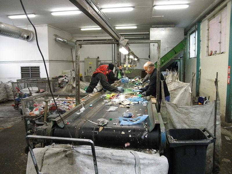 30 se rozrůstá. Za zmínku zde stojí skutečnost, že většímu využítí odpadových plastů brání vývoz odpadu do asijských zemí, kde jsou náklady na práci při recyklaci nižší, než v Evropě. Obr.3.: Separační linka pro ruční třídění plastového odpadu.